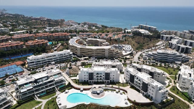 2 bedroom Apartment for sale in Fuengirola with pool garage - € 699,000 (Ref: 9472492)