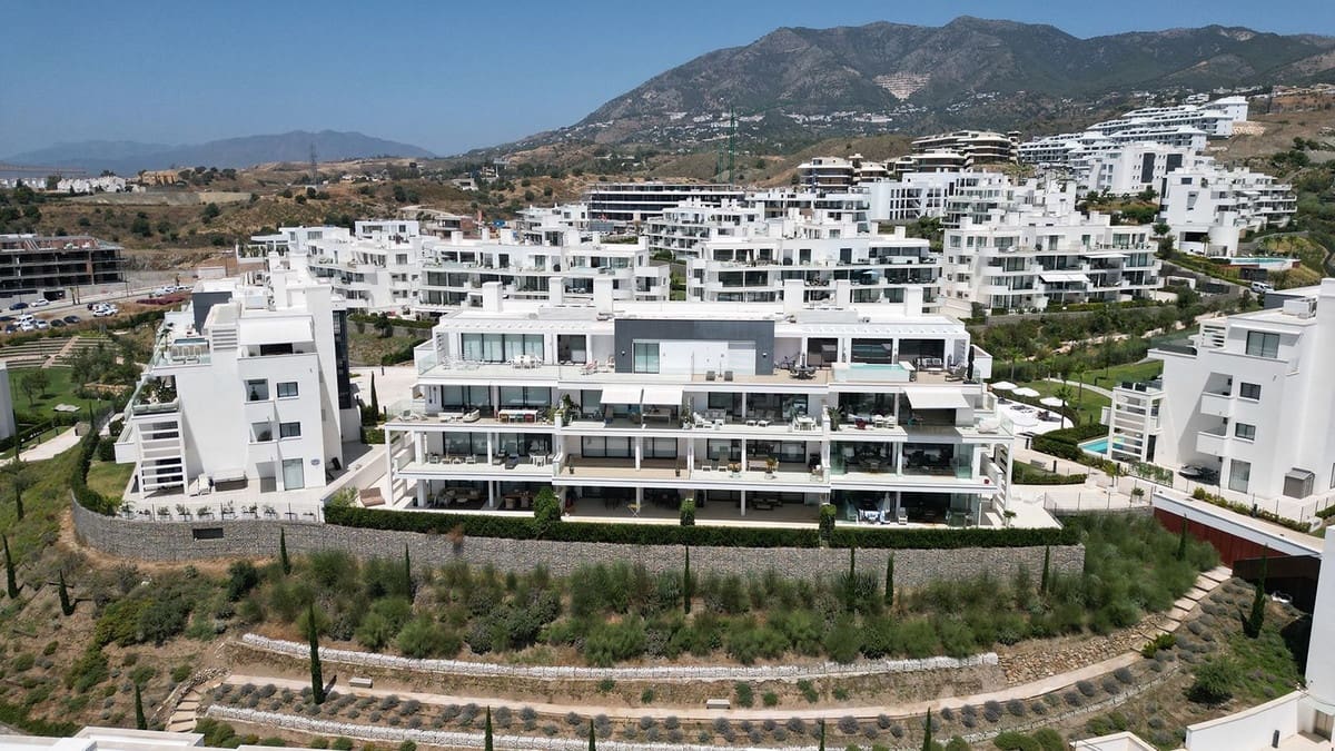 2 bedroom Apartment for sale in Fuengirola with pool garage - € 699,000 (Ref: 9472492)