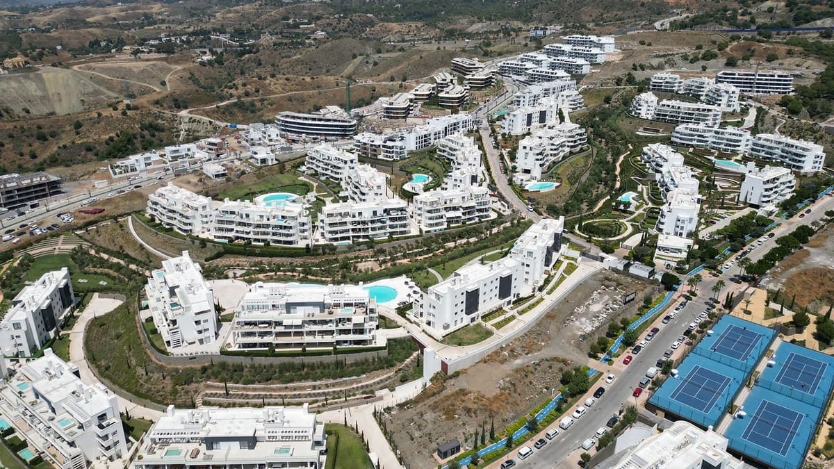 2 bedroom Apartment for sale in Fuengirola with pool garage - € 699,000 (Ref: 9472492)