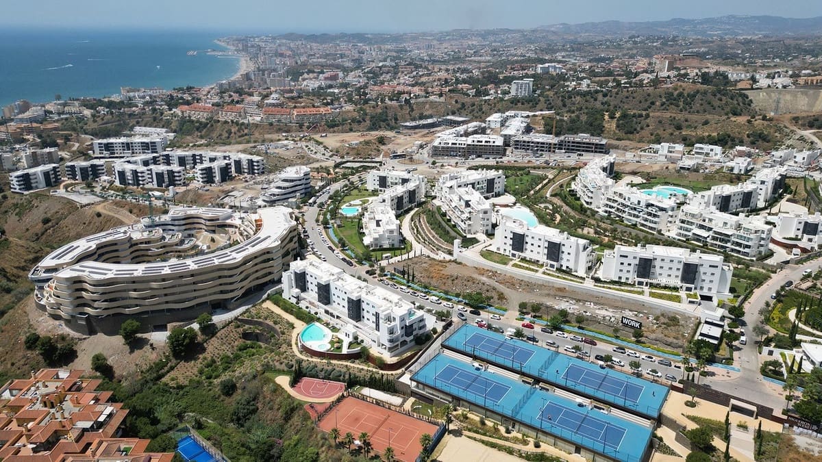 2 bedroom Apartment for sale in Fuengirola with pool garage - € 699,000 (Ref: 9472492)