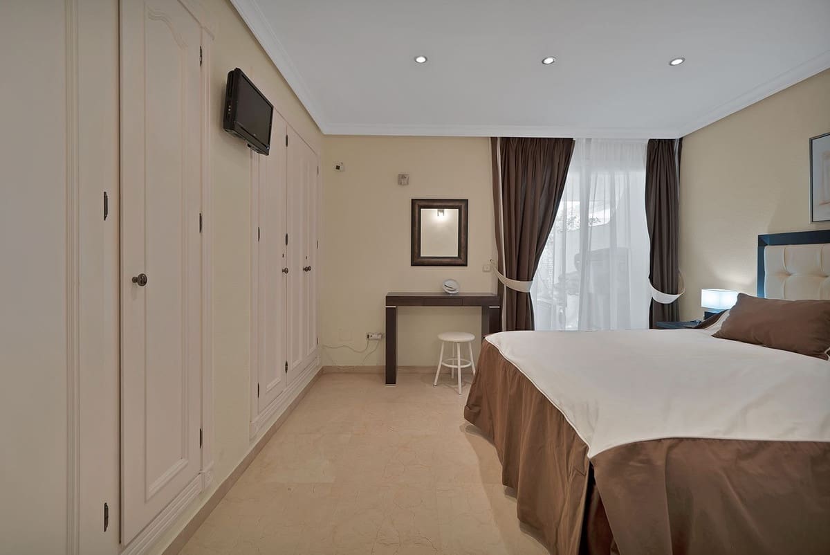 Apartamento de 2 habitaciones en New Golden Mile en venta con piscina garaje - 625.000 € (Ref: 9472505)