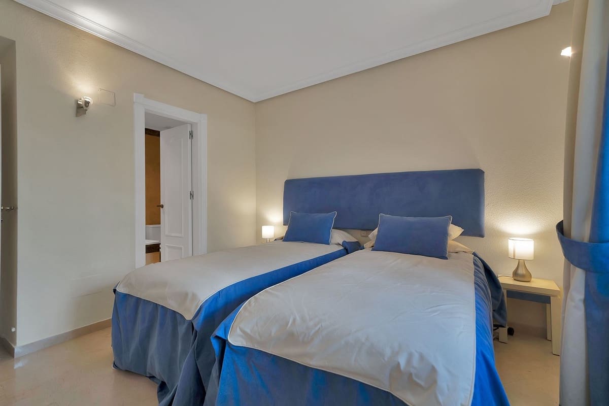 Apartamento de 2 habitaciones en New Golden Mile en venta con piscina garaje - 625.000 € (Ref: 9472505)