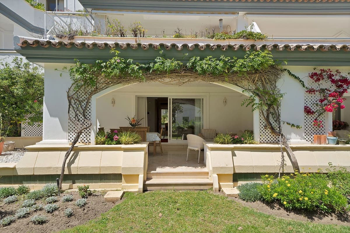 Apartamento de 2 habitaciones en New Golden Mile en venta con piscina garaje - 625.000 € (Ref: 9472505)