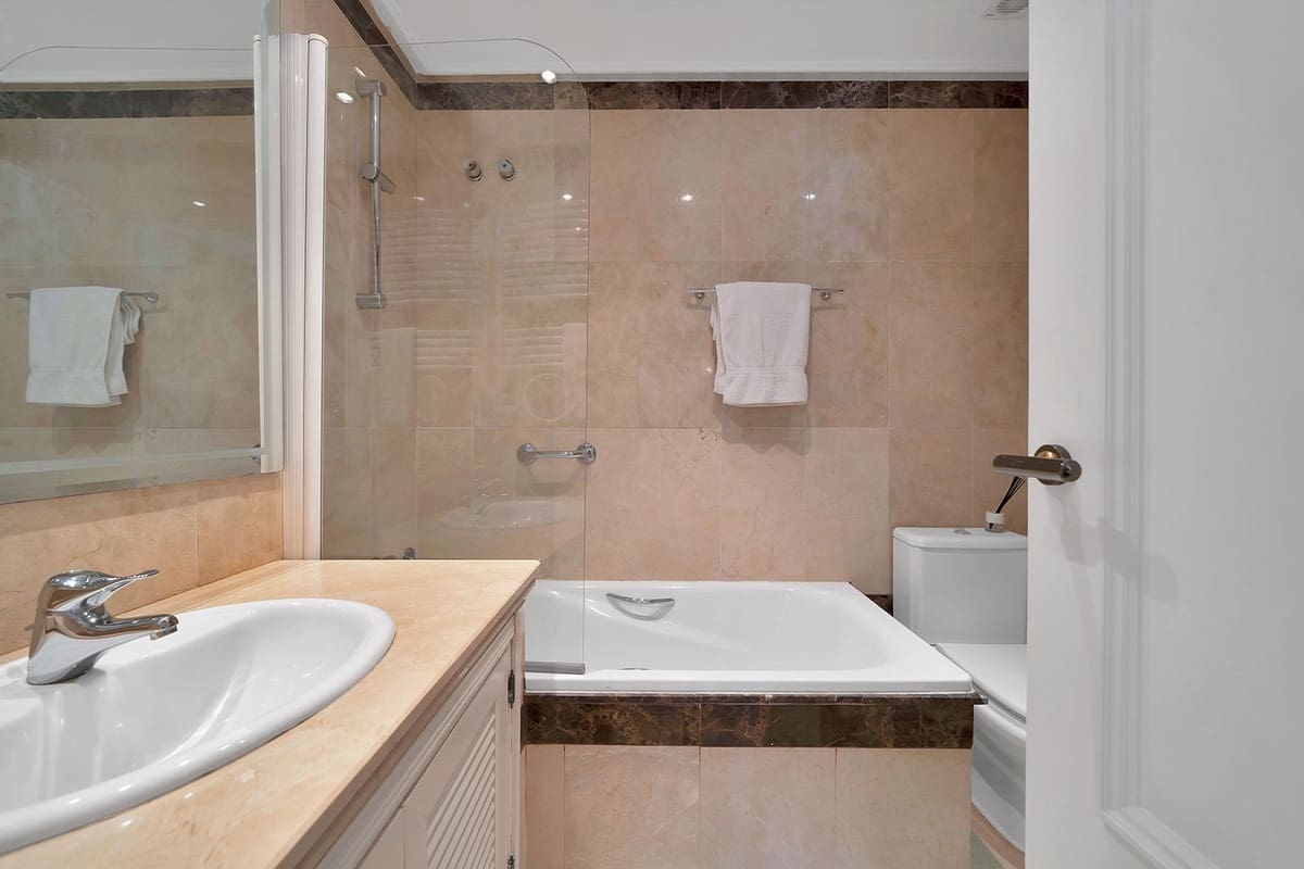 Apartamento de 2 habitaciones en New Golden Mile en venta con piscina garaje - 625.000 € (Ref: 9472505)