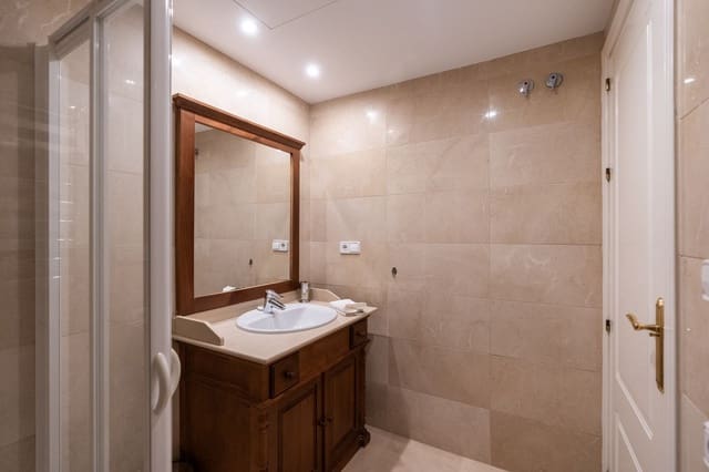 Apartamento de 2 habitaciones en Los Arqueros, Benahavís en venta con piscina garaje - 465.000 € (Ref: 9472509)