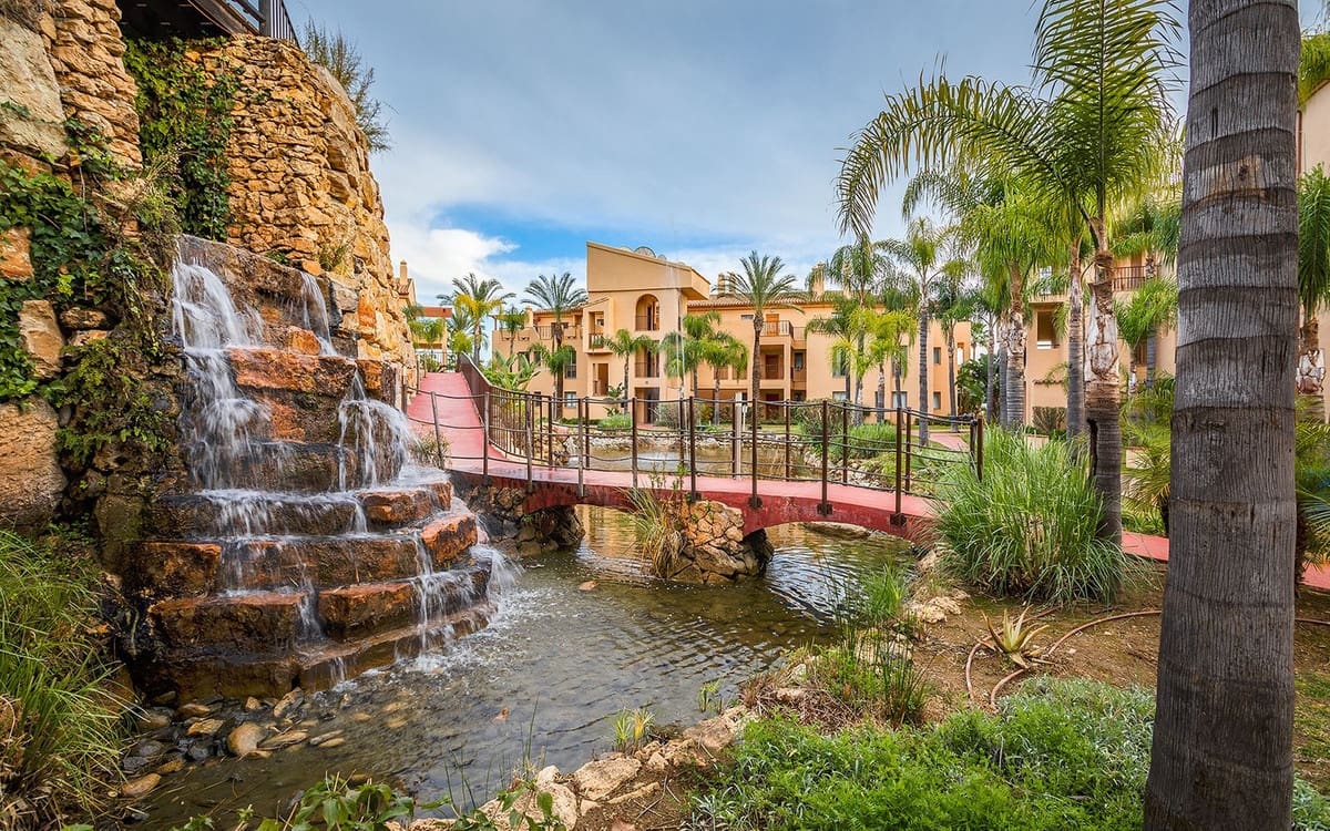 2 bedroom Penthouse for sale in Benahavis - € 795,000 (Ref: 9472538)