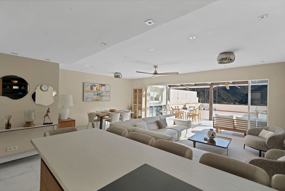 5 bedroom Townhouse for sale in Benahavis with pool garage - € 729,000 (Ref: 9472723)