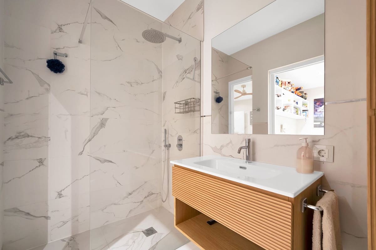 5 bedroom Townhouse for sale in Benahavis with pool garage - € 729,000 (Ref: 9472723)