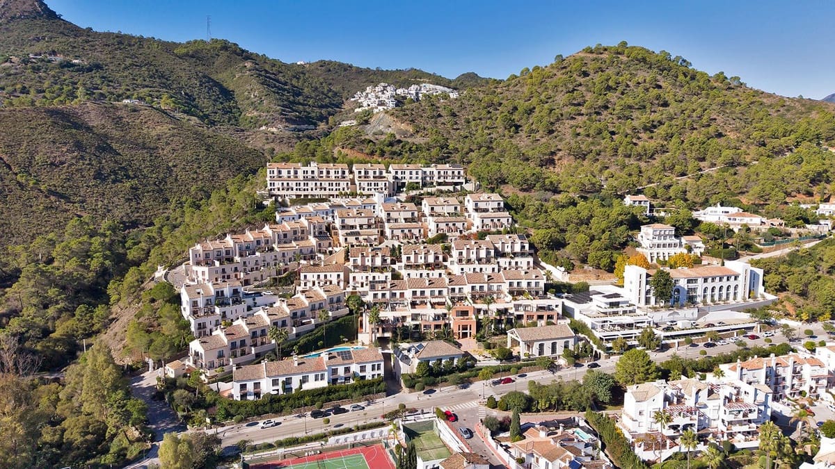 5 bedroom Townhouse for sale in Benahavis with pool garage - € 729,000 (Ref: 9472723)