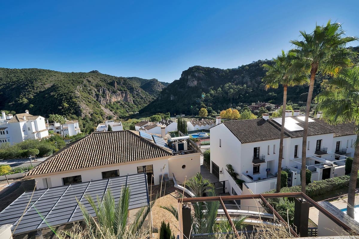 5 bedroom Townhouse for sale in Benahavis with pool garage - € 729,000 (Ref: 9472723)