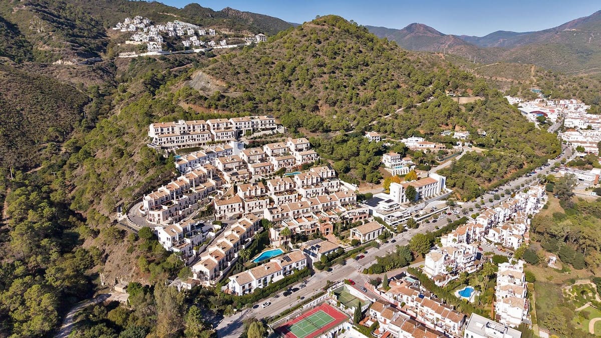 5 bedroom Townhouse for sale in Benahavis with pool garage - € 729,000 (Ref: 9472723)