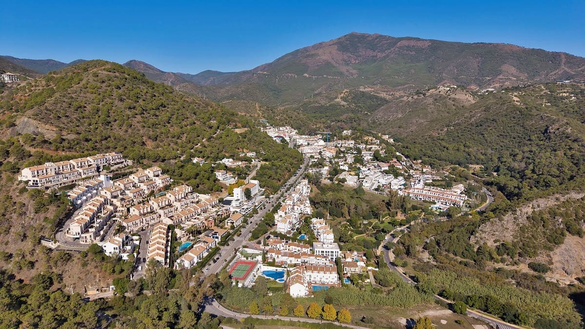 5 bedroom Townhouse for sale in Benahavis with pool garage - € 729,000 (Ref: 9472723)