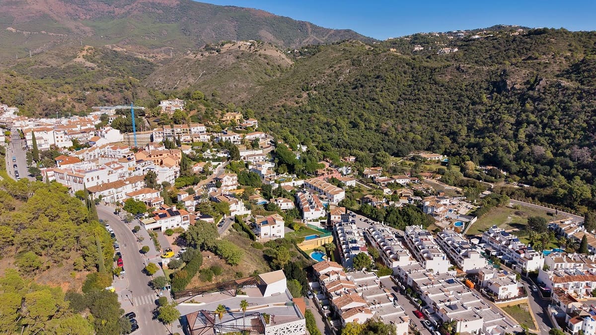 5 bedroom Townhouse for sale in Benahavis with pool garage - € 729,000 (Ref: 9472723)