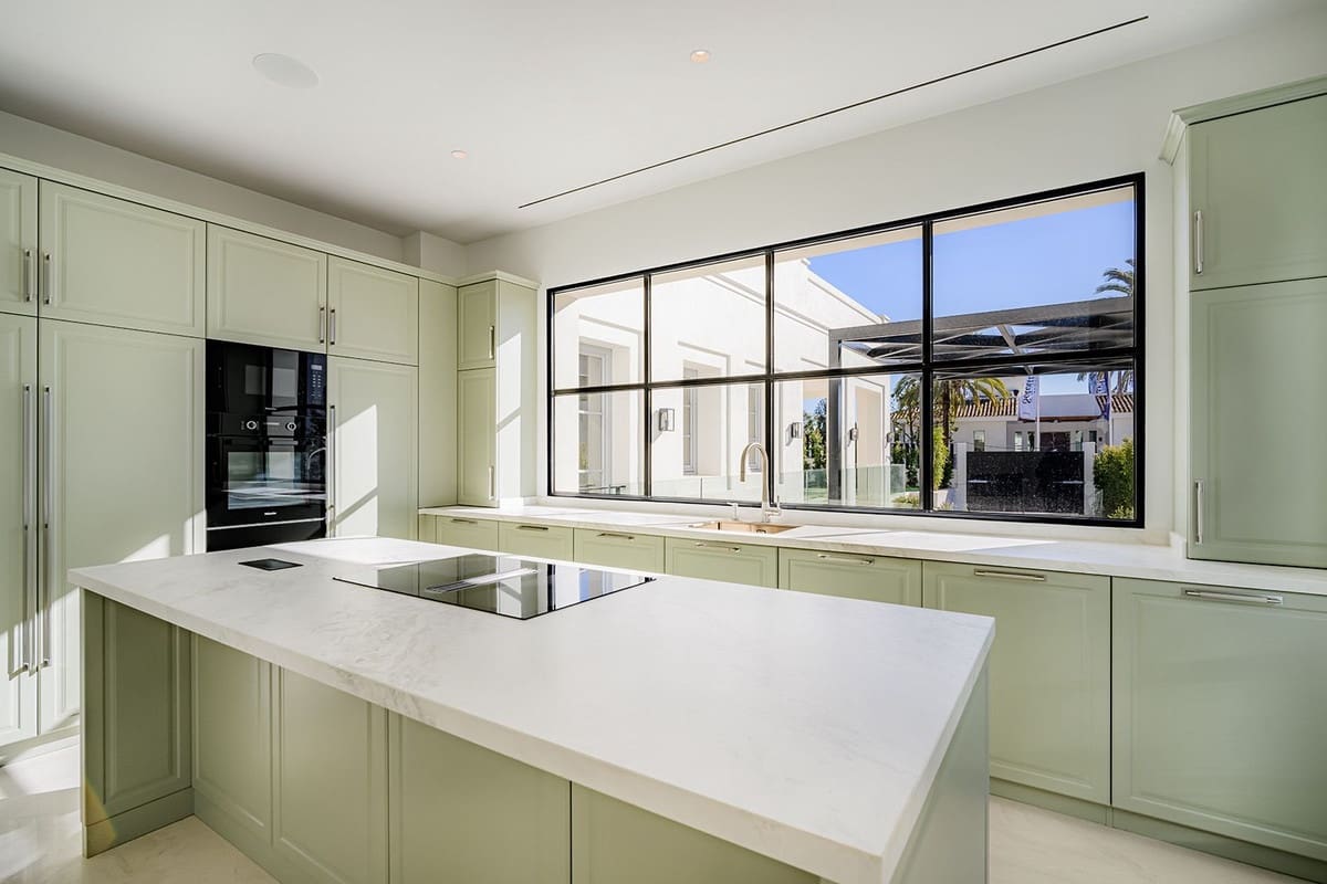 4 bedroom Villa for sale in Nueva Andalucia - € 4,500,000 (Ref: 9472746)