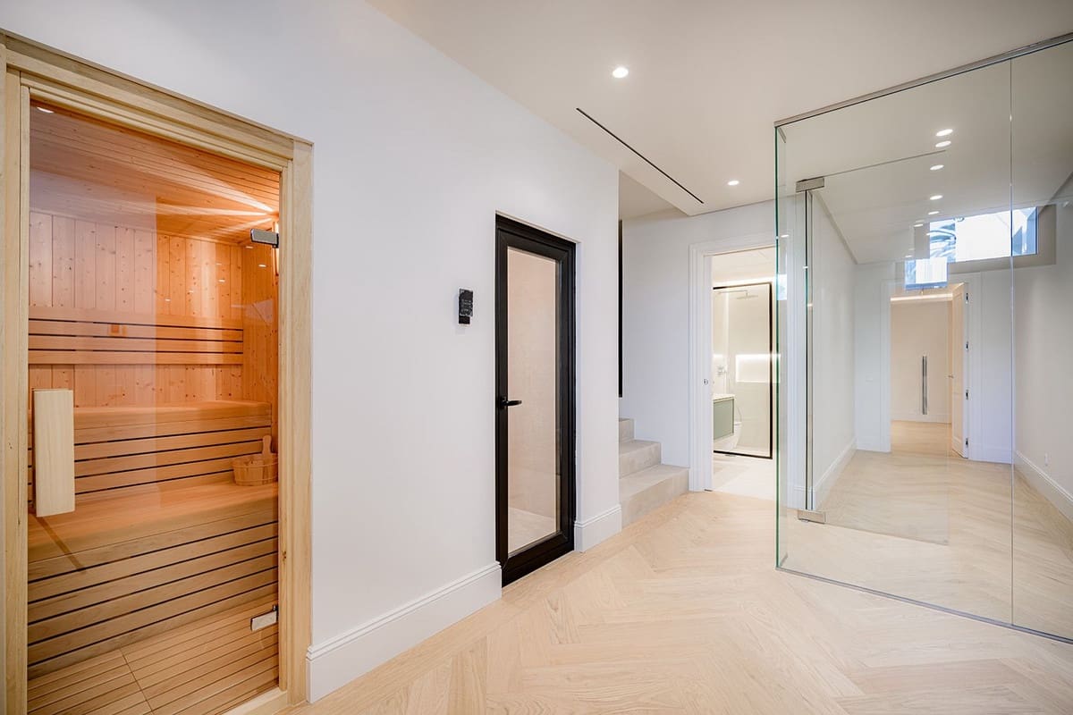 4 bedroom Villa for sale in Nueva Andalucia - € 4,500,000 (Ref: 9472746)