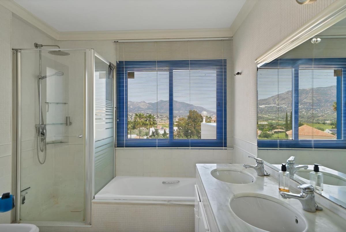 4 bedroom Villa for sale in Mijas Costa with pool garage - € 748,000 (Ref: 9472751)