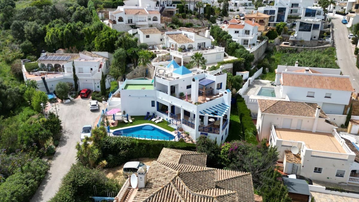 4 bedroom Villa for sale in Mijas Costa with pool garage - € 748,000 (Ref: 9472751)