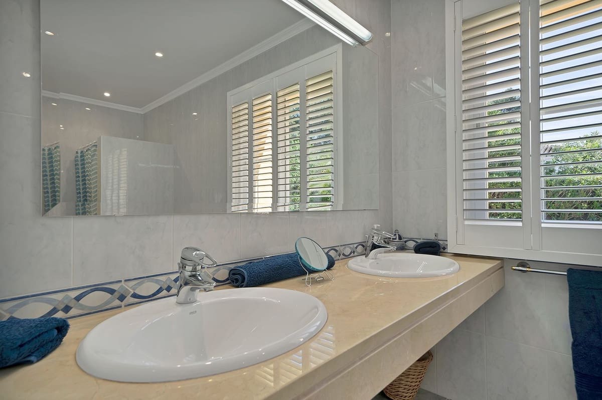 4 soveværelse Villa til salg i Benahavis med swimmingpool garage - € 1.750.000 (Ref: 9472752)