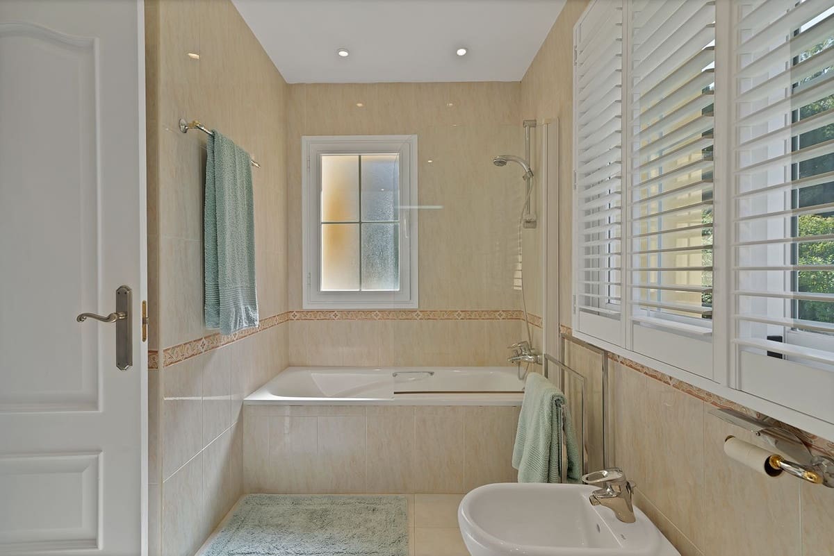 4 soveværelse Villa til salg i Benahavis med swimmingpool garage - € 1.750.000 (Ref: 9472752)