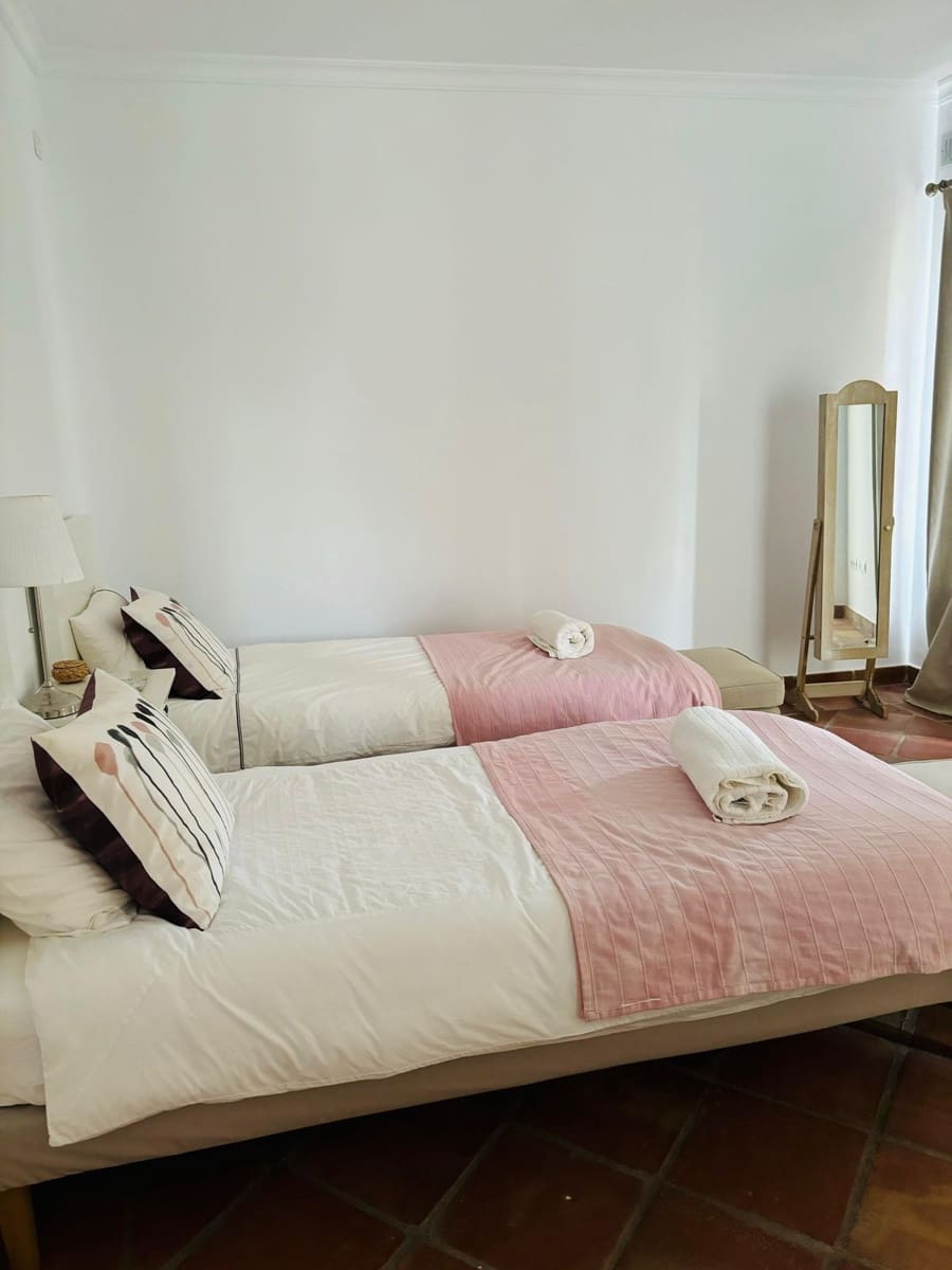 Casa de 3 habitaciones en Benahavís en venta - 695.000 € (Ref: 9521679)