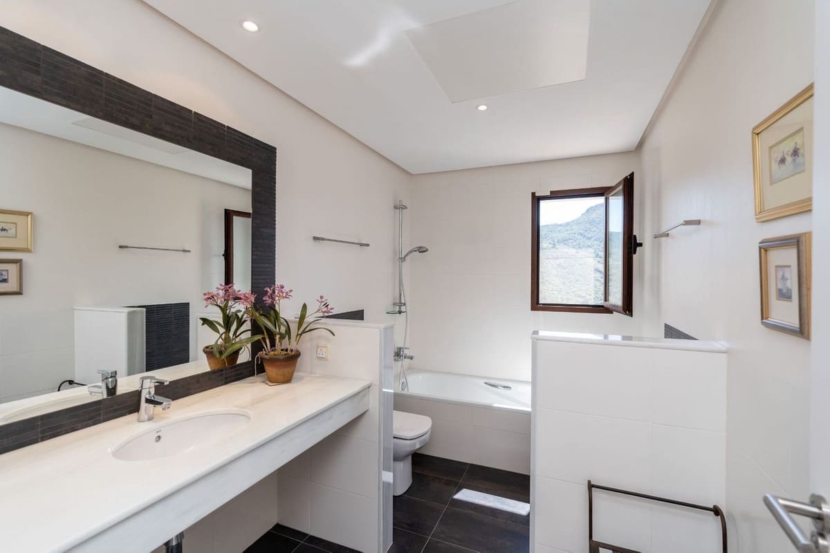 4 makuuhuone Huvila myytävänä paikassa Benahavis mukana uima-altaan 
autotalli - 1 795 000 € (Ref: 9548645)