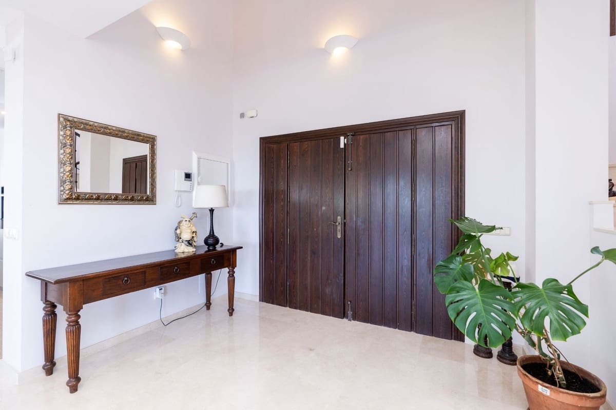 4 bedroom Villa for sale in Benahavis with pool garage - € 1,795,000 (Ref: 9548645)