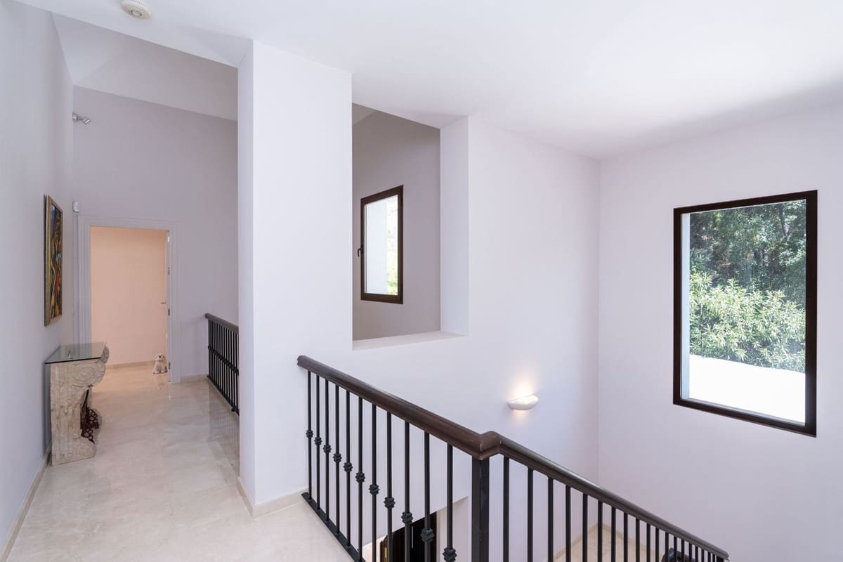 4 bedroom Villa for sale in Benahavis with pool garage - € 1,795,000 (Ref: 9548645)