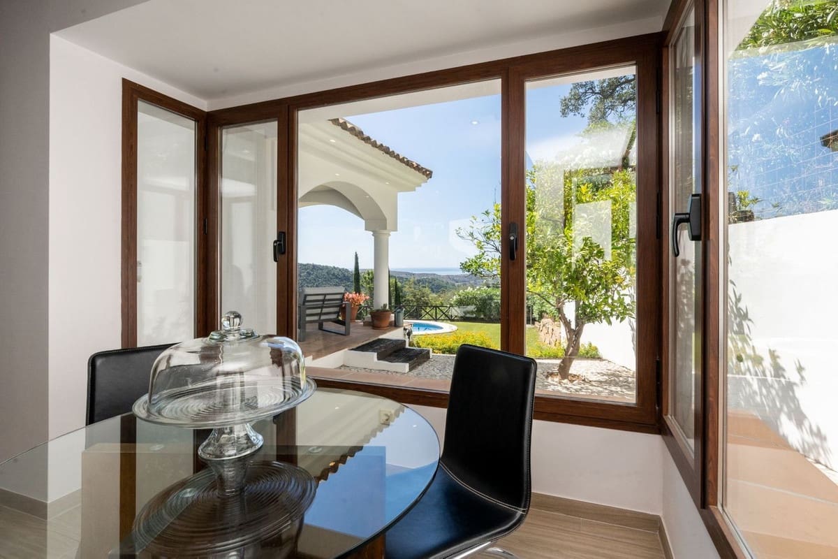 4 bedroom Villa for sale in Benahavis with pool garage - € 1,795,000 (Ref: 9548645)