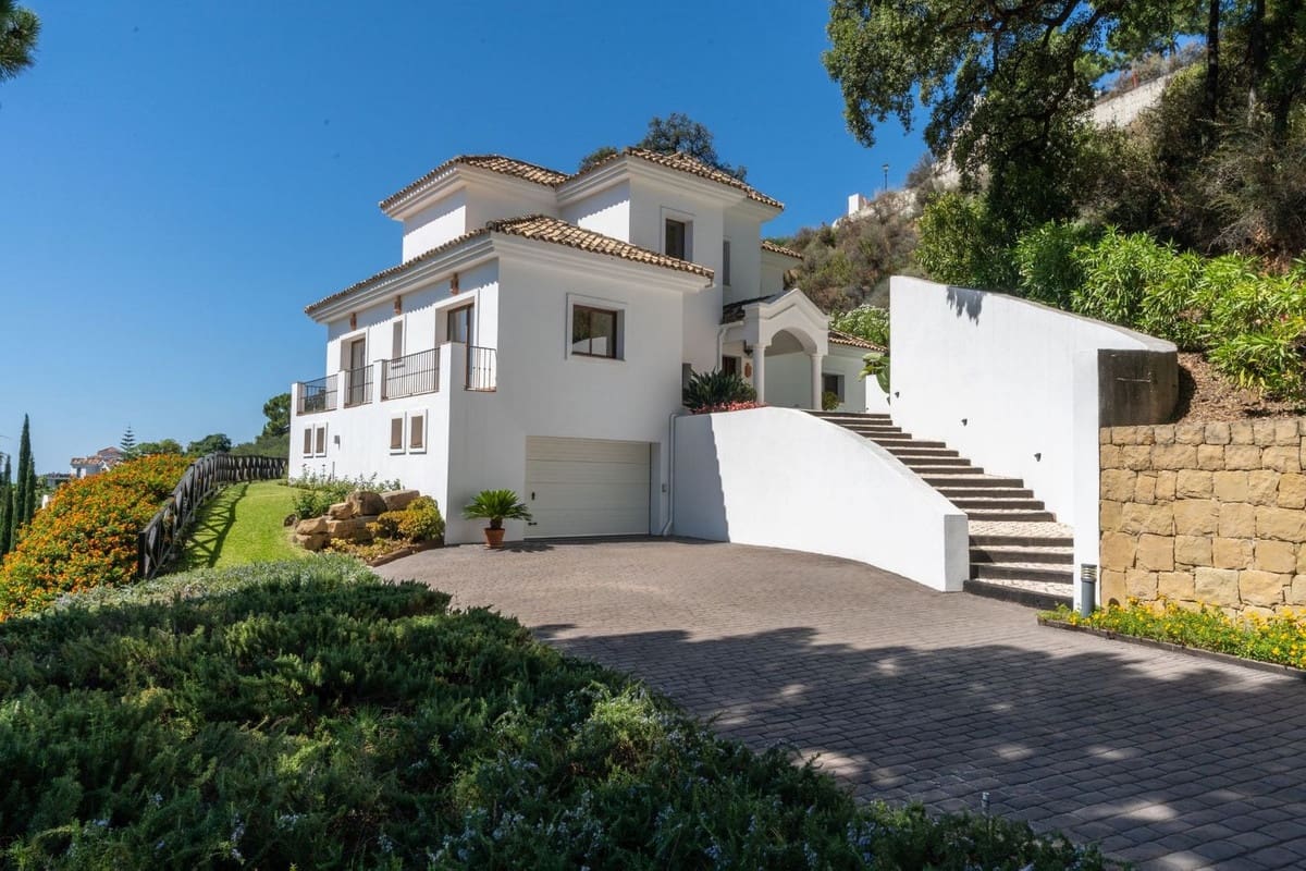 4 bedroom Villa for sale in Benahavis with pool garage - € 1,795,000 (Ref: 9548645)