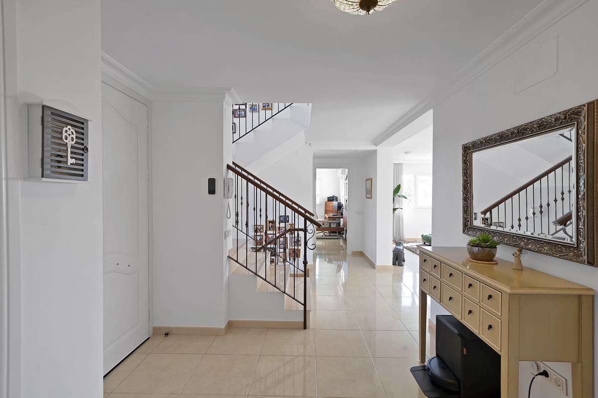 5 bedroom Villa for sale in Benalmadena with pool garage - € 1,895,000 (Ref: 9575137)