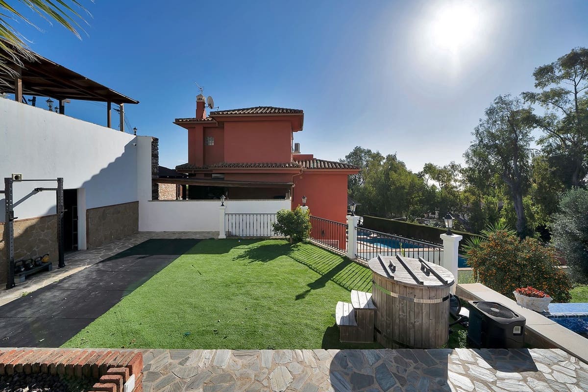 5 bedroom Villa for sale in Benalmadena with pool garage - € 1,895,000 (Ref: 9575137)