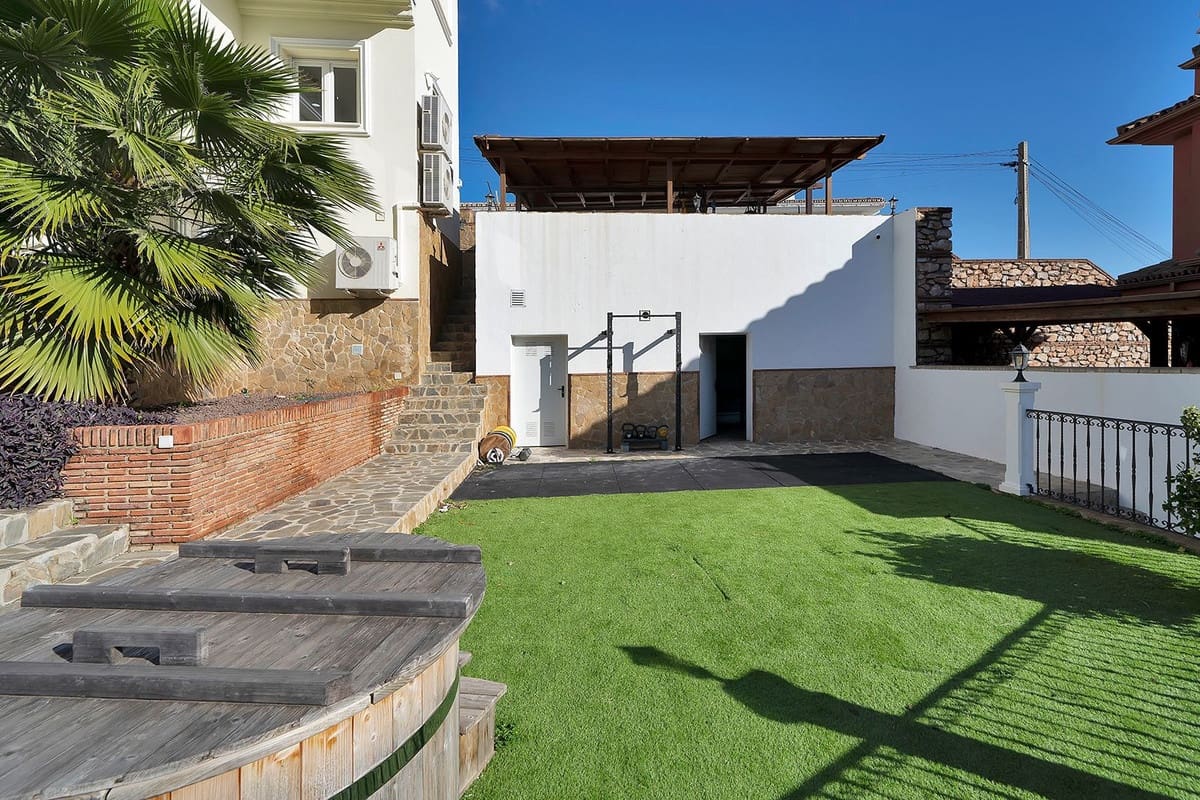 5 bedroom Villa for sale in Benalmadena with pool garage - € 1,895,000 (Ref: 9575137)