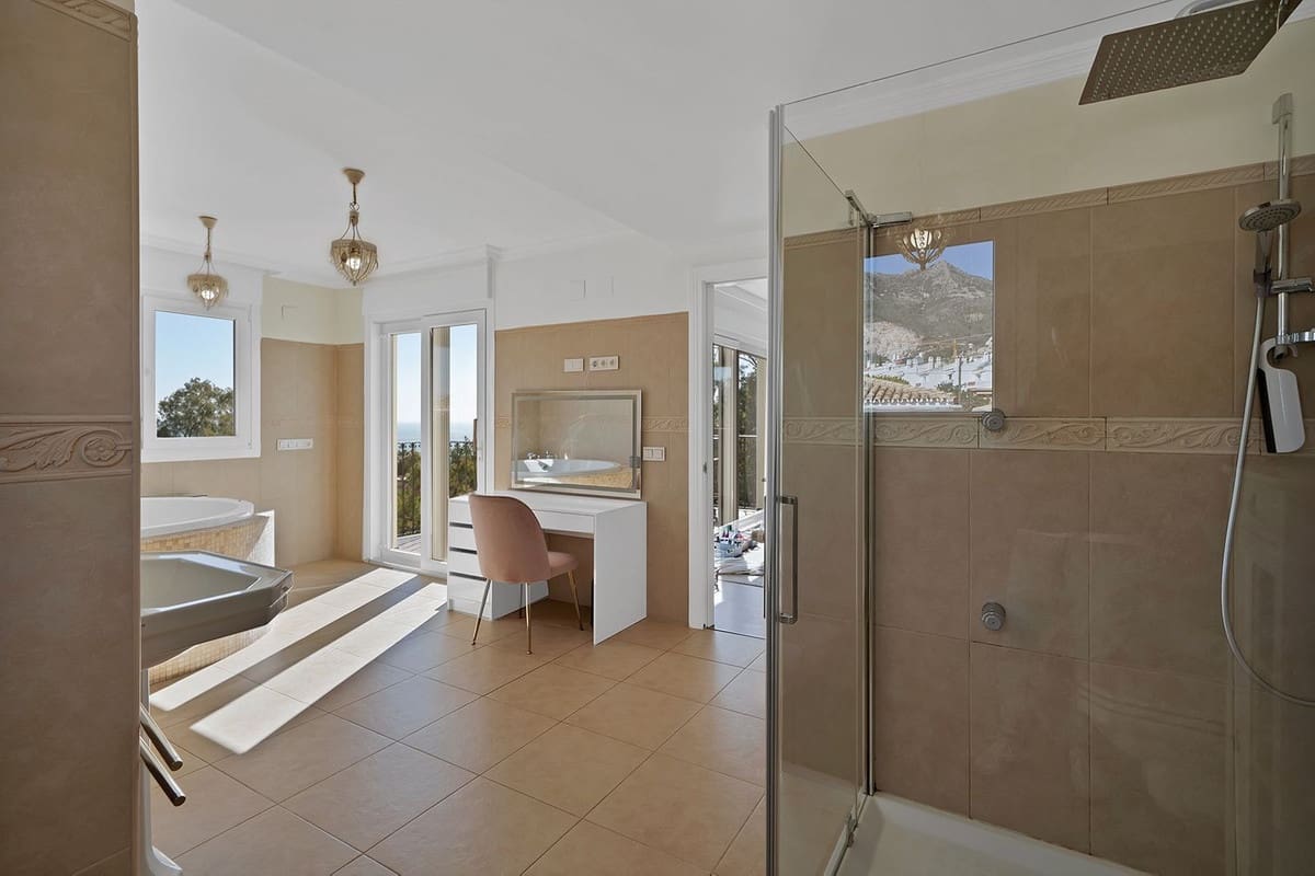 5 bedroom Villa for sale in Benalmadena with pool garage - € 1,895,000 (Ref: 9575137)