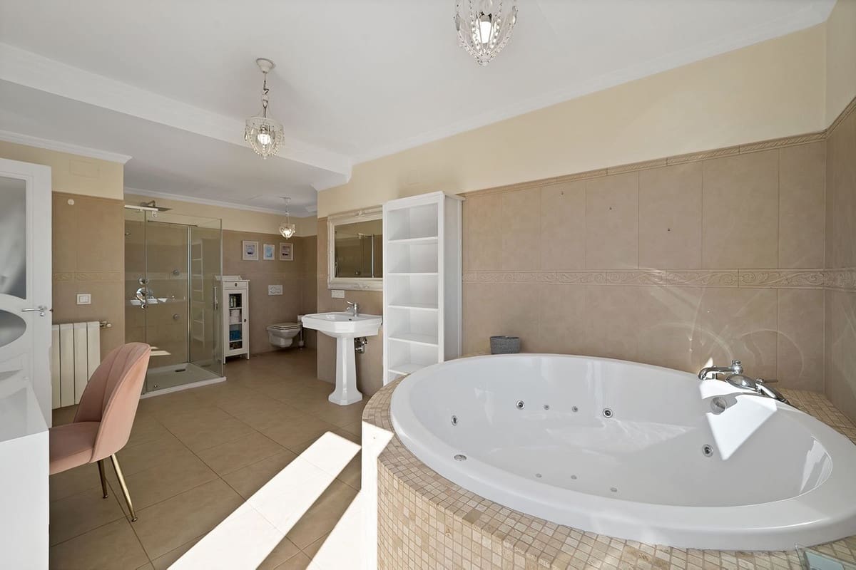 5 bedroom Villa for sale in Benalmadena with pool garage - € 1,895,000 (Ref: 9575137)