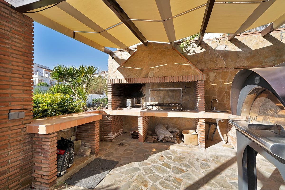 5 bedroom Villa for sale in Benalmadena with pool garage - € 1,895,000 (Ref: 9575137)