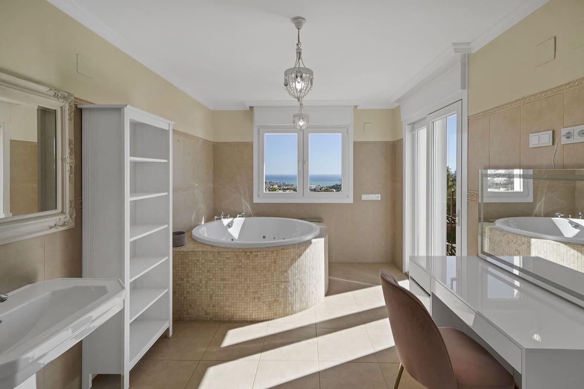 5 soveværelse Villa til salg i Benalmadena med swimmingpool garage - € 1.895.000 (Ref: 9575137)