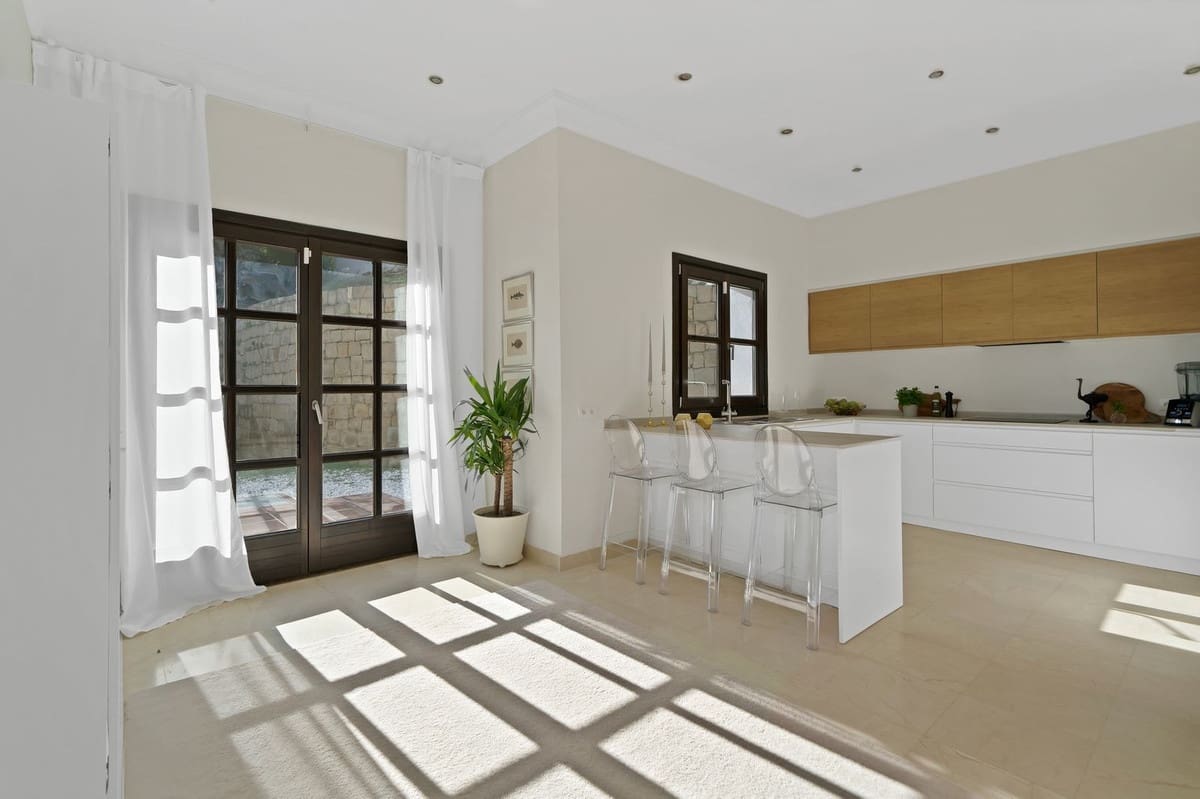 5 bedroom Villa for sale in Benahavis with pool garage - € 3,195,000 (Ref: 9611146)