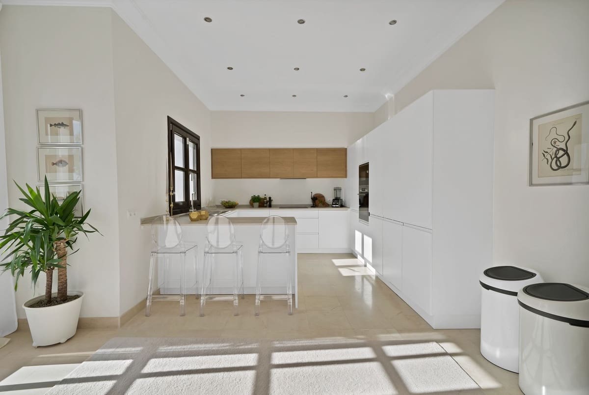 5 bedroom Villa for sale in Benahavis with pool garage - € 3,195,000 (Ref: 9611146)