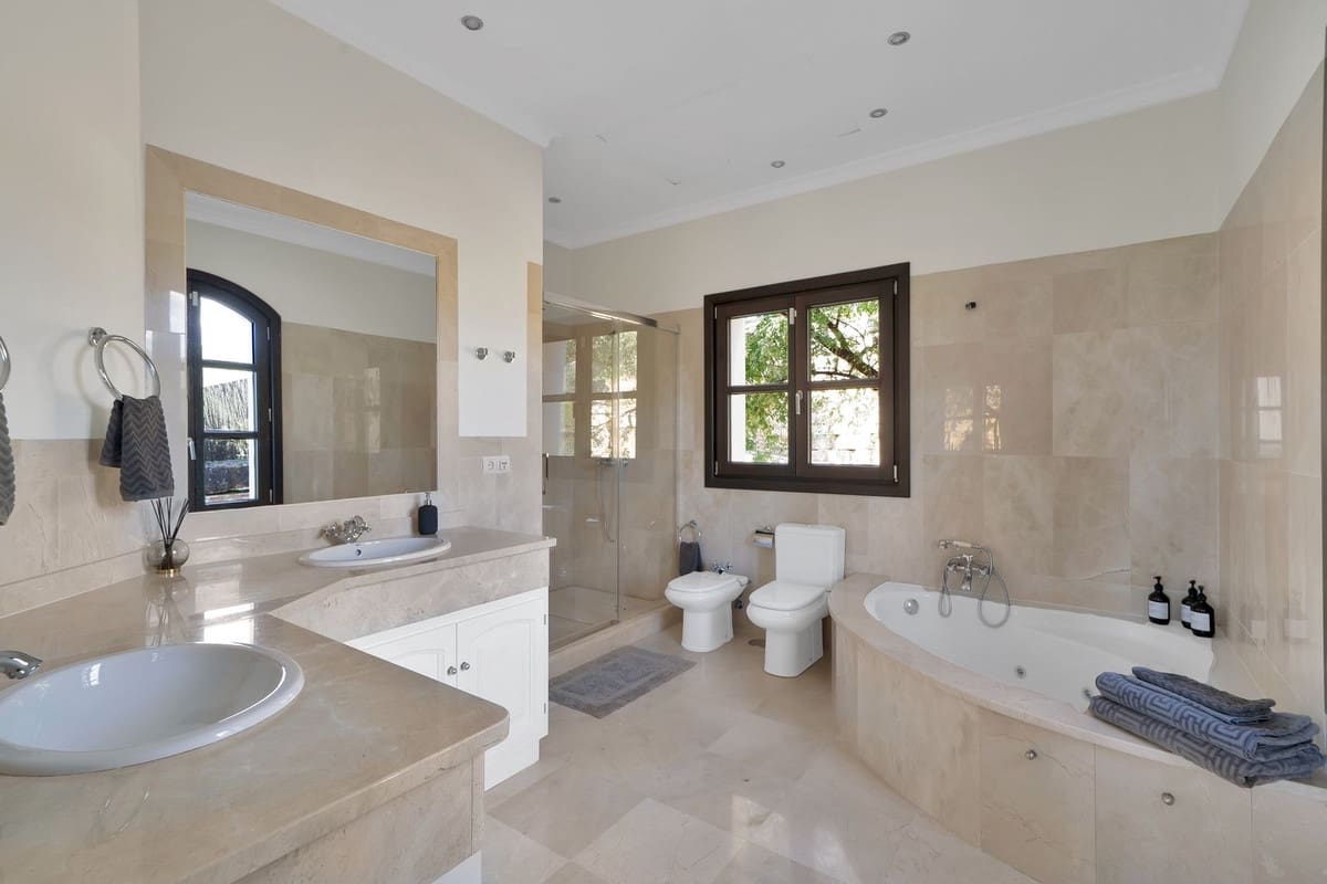 5 bedroom Villa for sale in Benahavis with pool garage - € 3,195,000 (Ref: 9611146)