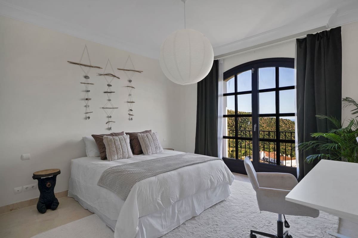 5 bedroom Villa for sale in Benahavis with pool garage - € 3,195,000 (Ref: 9611146)