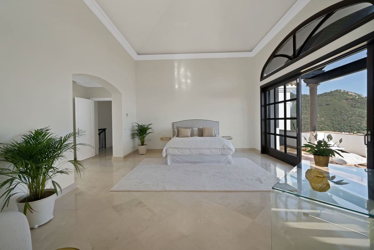 5 bedroom Villa for sale in Benahavis with pool garage - € 3,195,000 (Ref: 9611146)