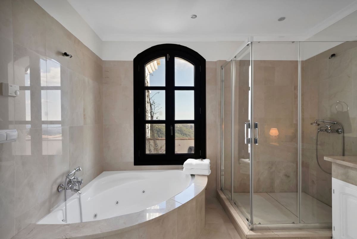 5 bedroom Villa for sale in Benahavis with pool garage - € 3,195,000 (Ref: 9611146)