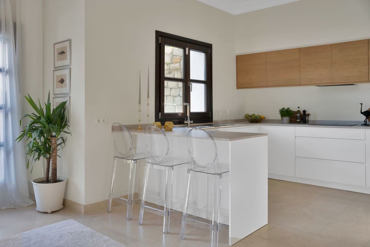 5 bedroom Villa for sale in Benahavis with pool garage - € 3,195,000 (Ref: 9611146)