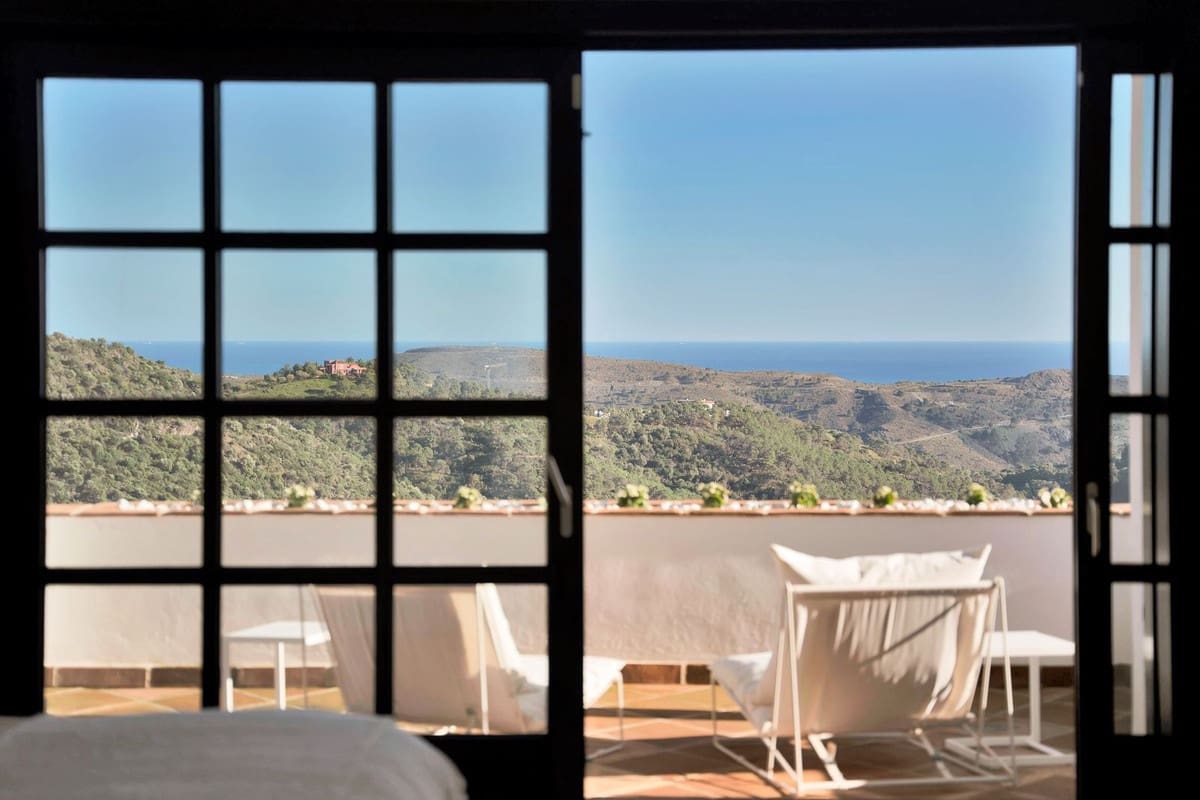 5 bedroom Villa for sale in Benahavis with pool garage - € 3,195,000 (Ref: 9611146)