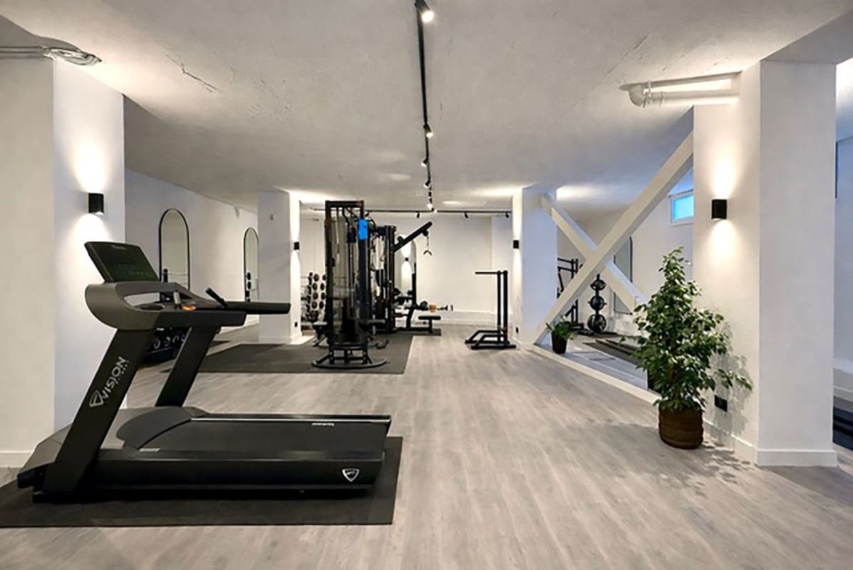 5 bedroom Villa for sale in Benahavis with pool garage - € 3,195,000 (Ref: 9611146)