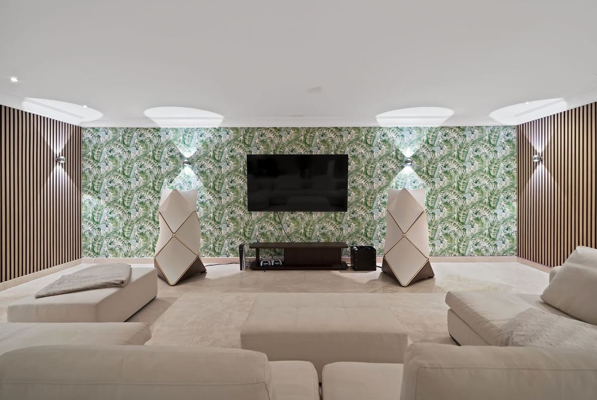 5 bedroom Villa for sale in Benahavis with pool garage - € 3,195,000 (Ref: 9611146)