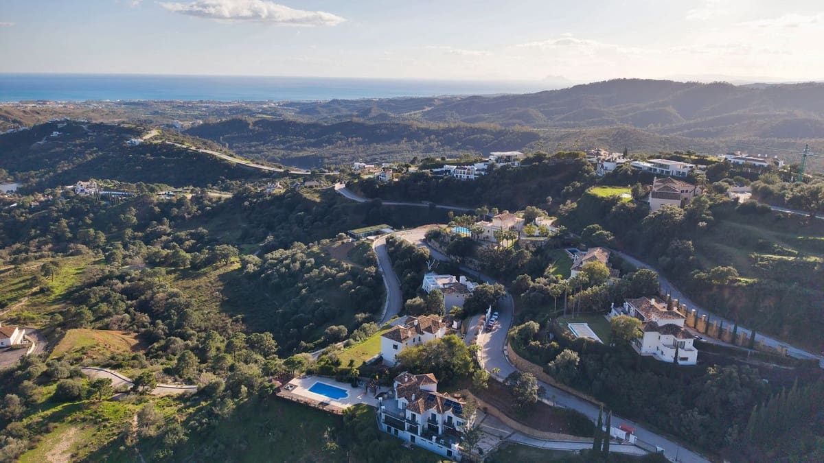 5 bedroom Villa for sale in Benahavis with pool garage - € 3,195,000 (Ref: 9611146)