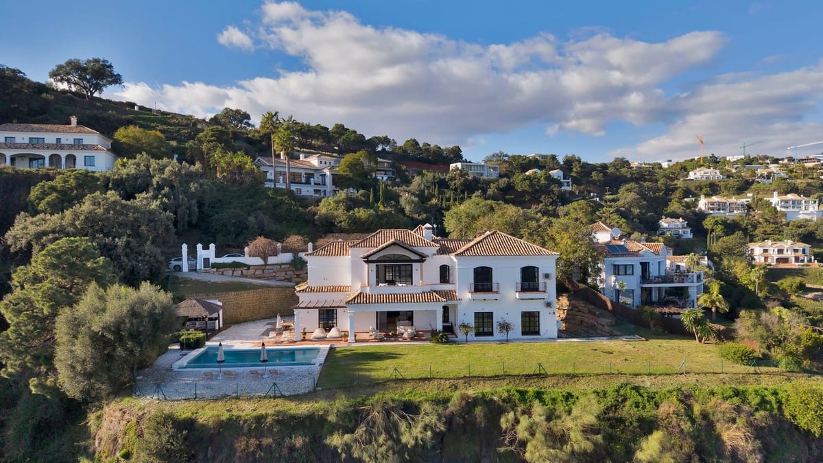 5 bedroom Villa for sale in Benahavis with pool garage - € 3,195,000 (Ref: 9611146)