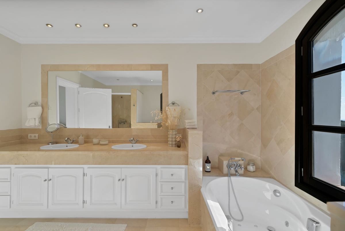 5 slaapkamer Villa te koop in Benahavis met zwembad garage - € 2.995.000 (Ref: 9611146)