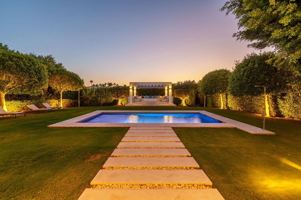 6 bedroom Villa for sale in Nueva Andalucia - € 4,290,000 (Ref: 9614566)